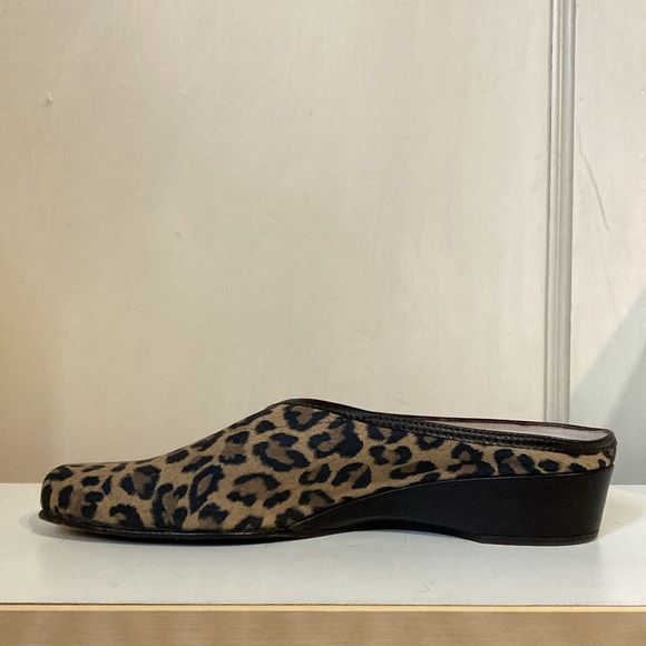 Taryn Rose Cheetah Print Slides - Picture 4 of 9